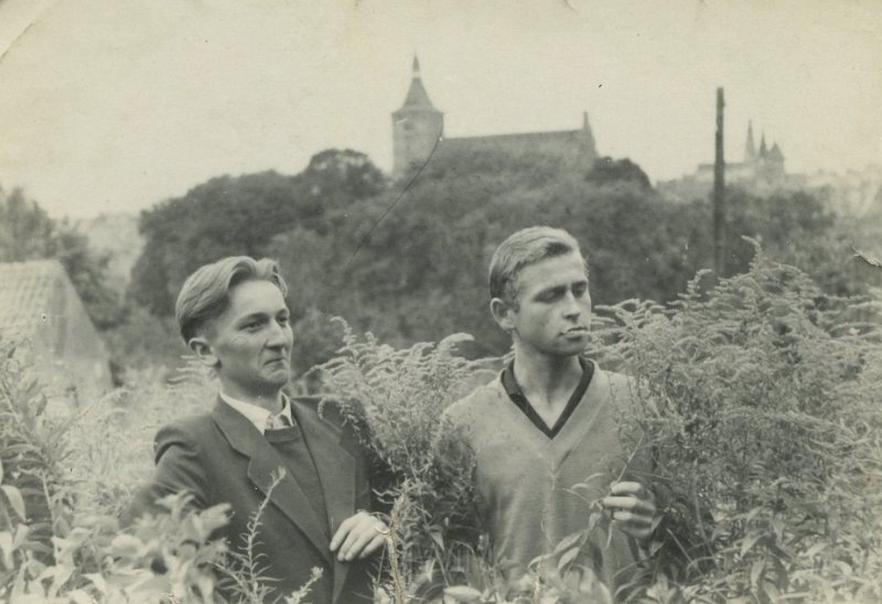 KKE 5374.jpg - Fot. Na spacerze. Wojciech Lorek z kolegą na tle katedry w Olsztynie, Olsztyn, 1959 r.